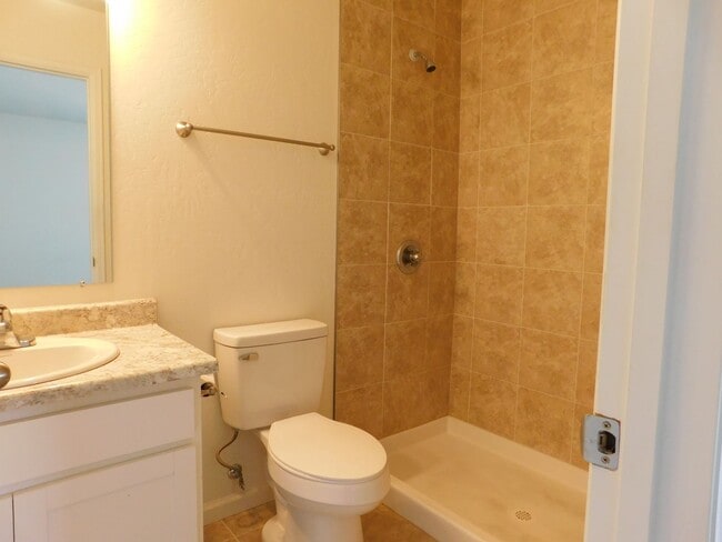 Building Photo - Newer Townhome Close to Shopping