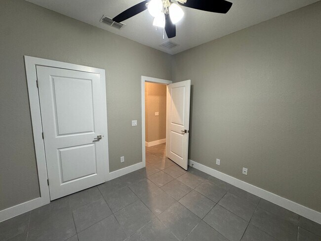 Building Photo - INCREDIBLE 4 Bedroom, 2 Bathroom Home in Poinciana!