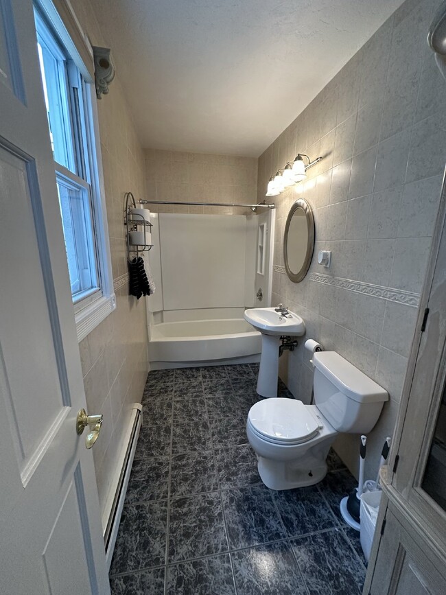 Building Photo - Luxurious 2 Bed, 2 Bath Rental on Lake Qui...