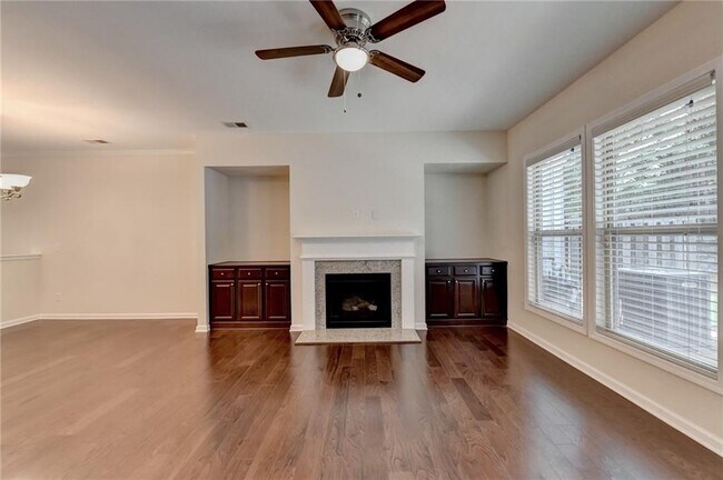 Building Photo - 2152 Greencrest Cir