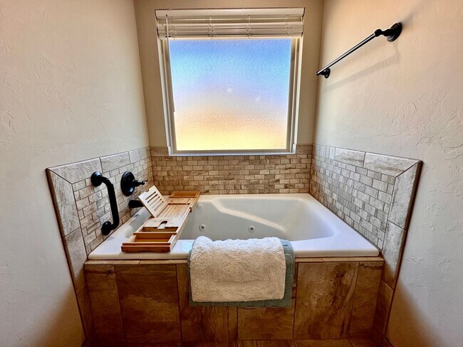 Building Photo - 3 bed, 2 bath home in Moore - Move in Deposit-Free! (If Qualified)