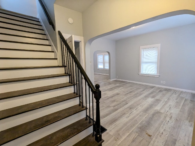 Building Photo - !! MOVE IN SPECIAL: $300 OFF on 1st Month'...