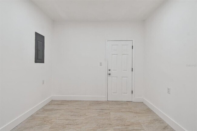 Building Photo - 910 43rd St W