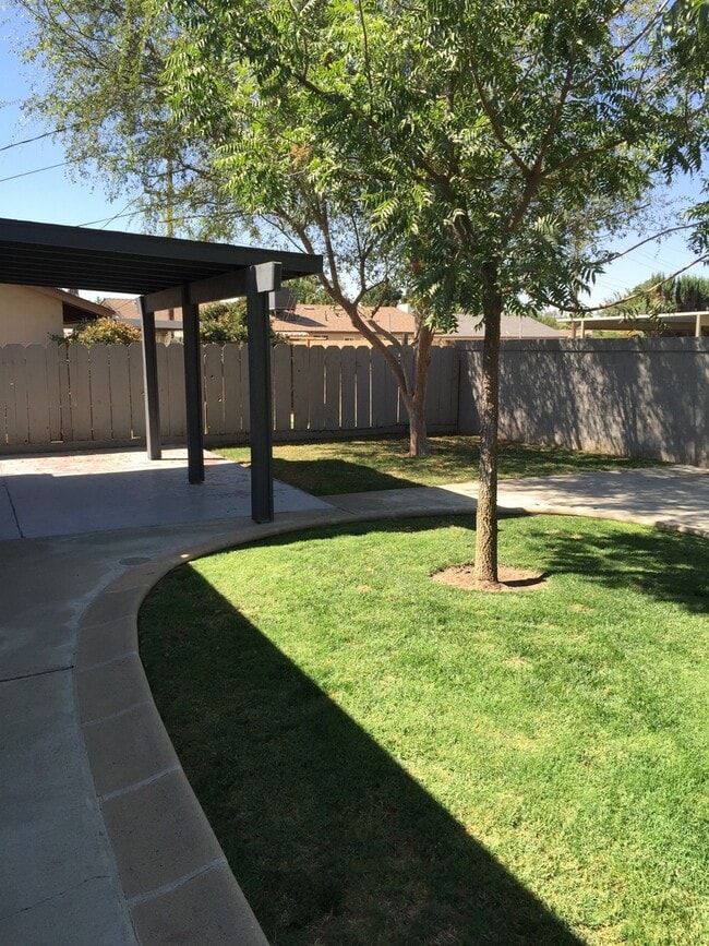 Building Photo - 3 Bedroom 2 Bath Home