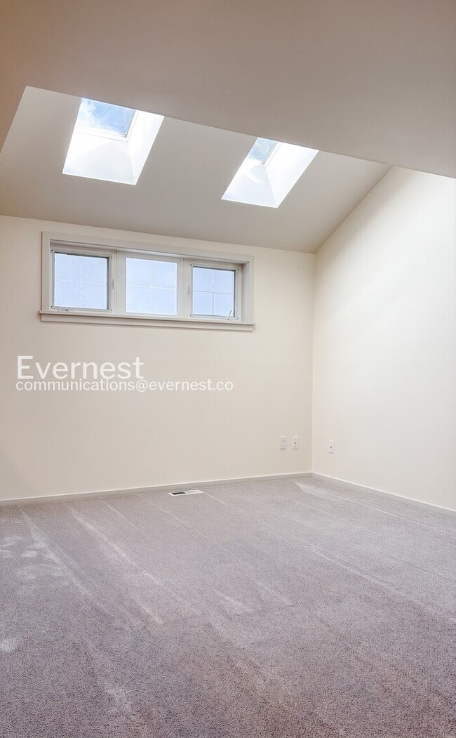 Building Photo - 3 Bed, 2 Bath Home with Garage / Vouchers Accepted / Available Soon!