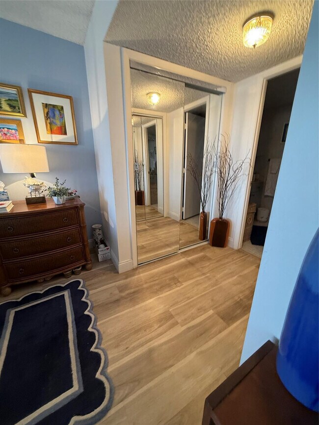 Building Photo - 1523 E Hillsboro Blvd