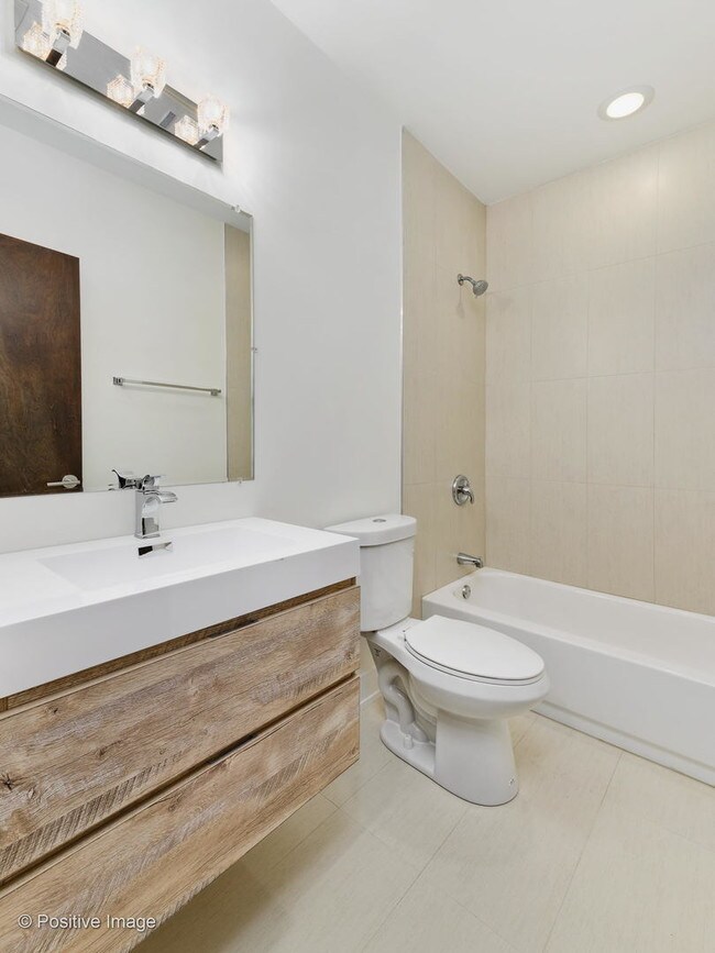 Building Photo - 6109 N Elston Ave