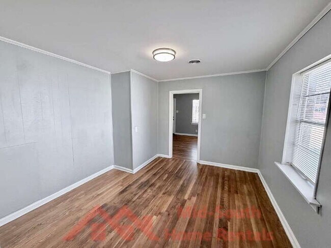 Building Photo - 2054 Benford St