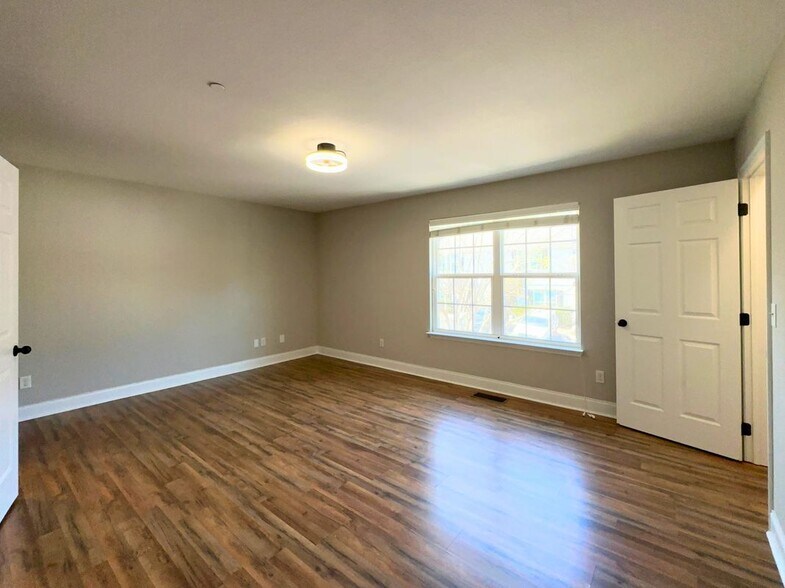 Building Photo - 1126 Maple Tree Ln