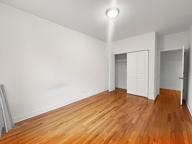 Building Photo - Large 2-bed/2-bath Apartment With Updated Kitchen and Large Living Room