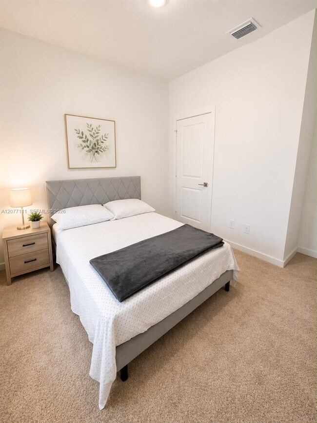 Building Photo - 8740 SW Kanner Oaks Dr