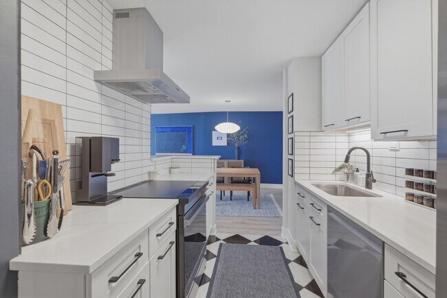 Building Photo - 2626 N Lakeview Ave