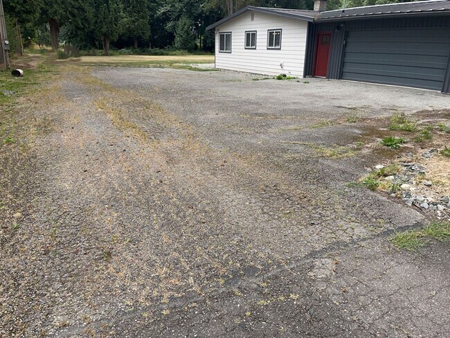 Building Photo - Wonderful Spacious 3-Bedroom 3 Bath with Over an Acre of Land with a Private Gate!