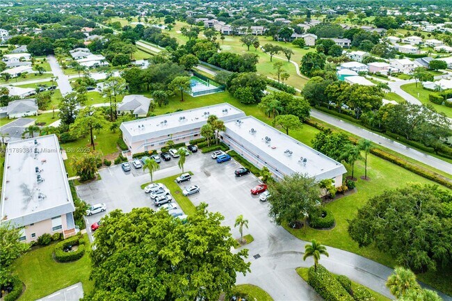 Building Photo - 18081 SE Country Club Dr
