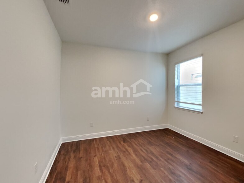 Building Photo - 27611 St Andrews Ave