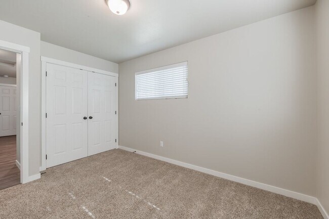 Building Photo - Townhome 3 bed 2.5 bath