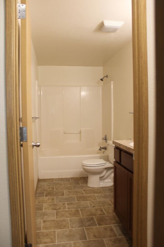 Building Photo - 4 bedroom house