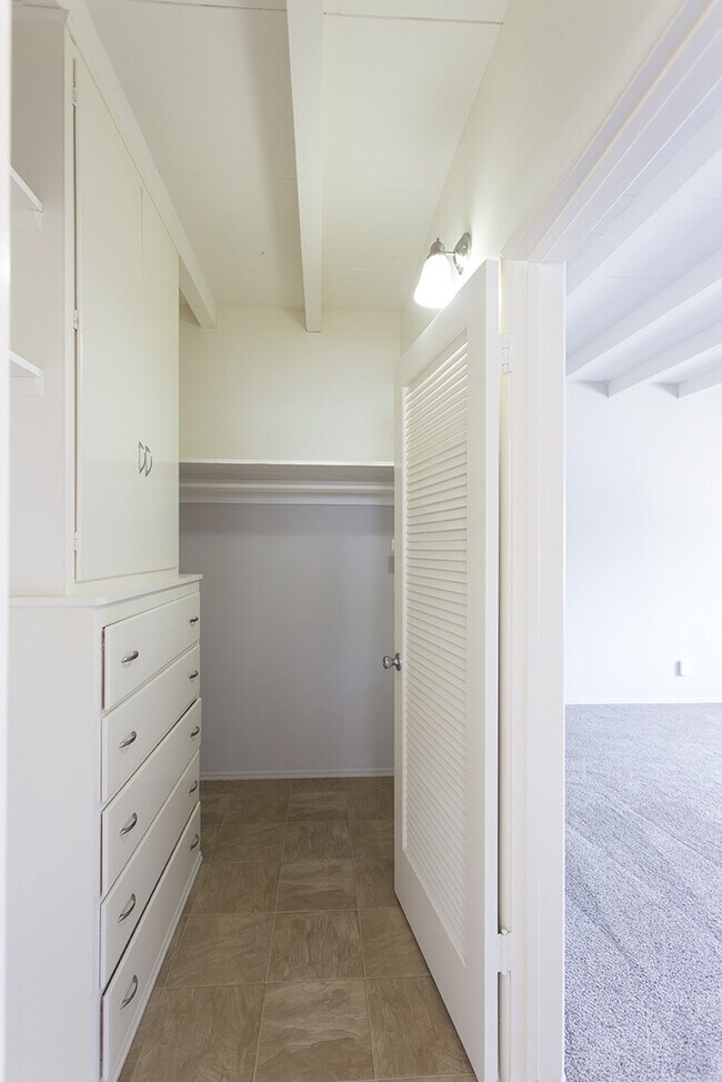 Building Photo - Rare Studio in La Jolla Village with Onsit...
