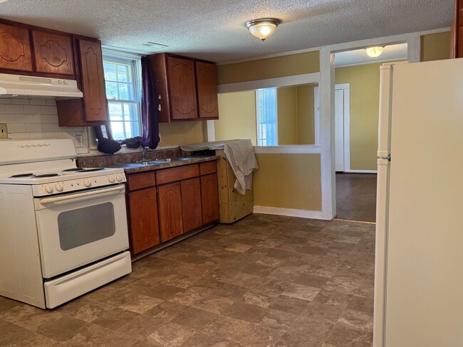 Building Photo - AMAZING LOCATION, Ranch Home Downtown Smit...
