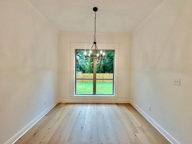Building Photo - Available Now! Luxurious 3 Bedroom 2 Bath ...