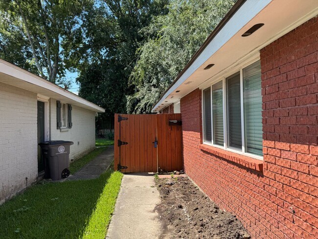 Building Photo - Great 2 Bedroom Lease near LSU