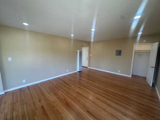 Building Photo - 2774 Madera Ave- 2407 LB/ 2029 L/ 2027 R
