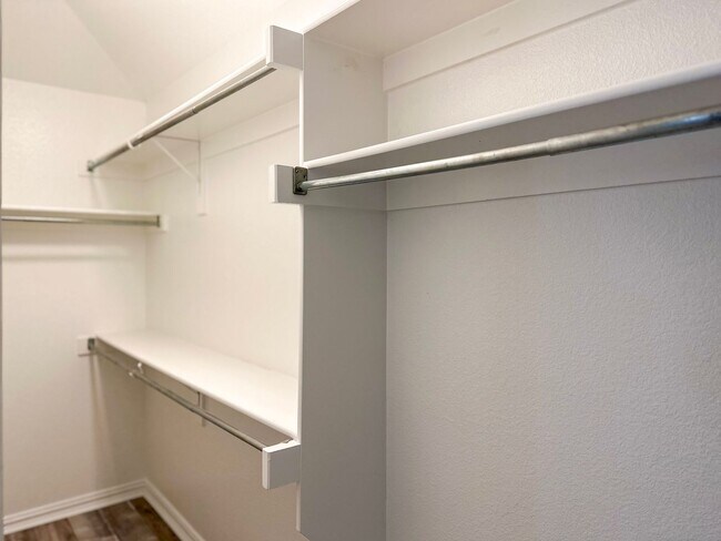 Building Photo - 505 Kingscote Ct