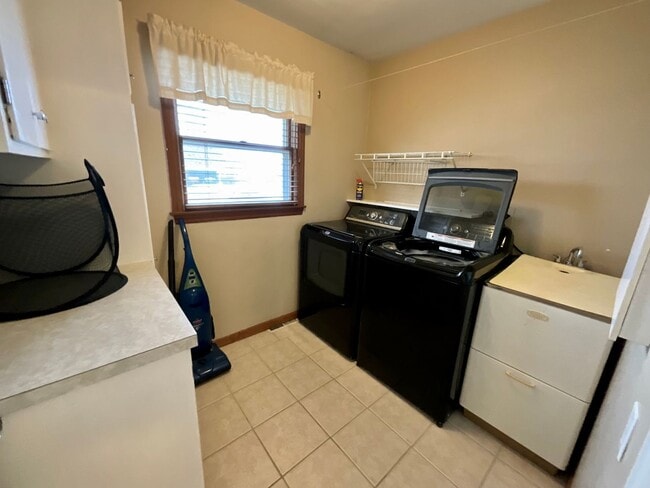 Building Photo - 3-bedroom, 3 bathroom, 12-month rental
