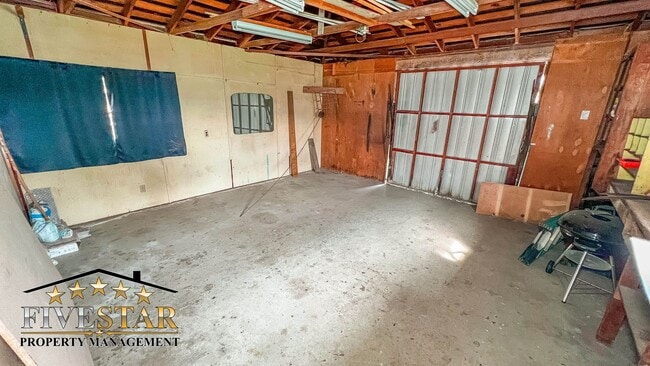 Building Photo - 709 Park Dr