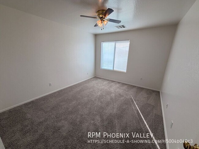 Building Photo - 422 E Saddle Way