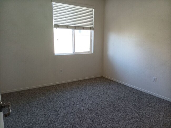 Building Photo - Beautiful 3 bedroom 3 bathroom home! Showi...