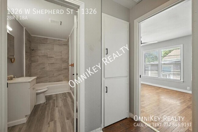 Building Photo - 1326 W Shepherd St