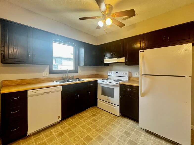 Building Photo - 3326 Kendale Dr