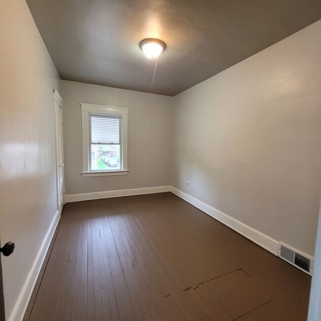 Building Photo - Single Family Home 3 beds 1 bath FOR RENT!