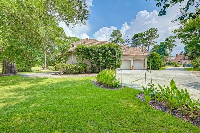 Building Photo - 16810 Southern Oaks Dr