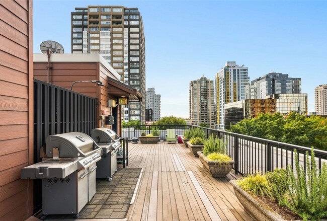 Building Photo - Beautiful condo w/garage space in desirable Belltown! Available 6/10/2026!