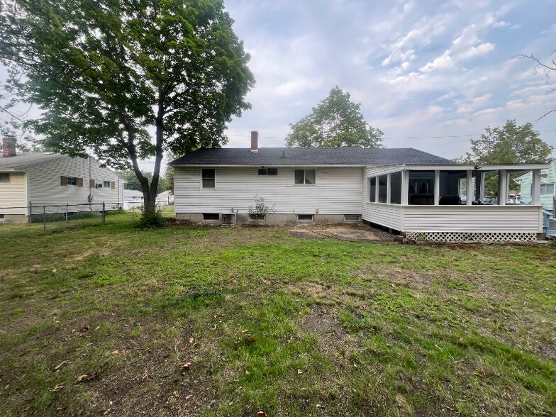 Building Photo - 240 Greenaway Dr