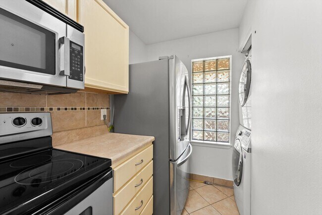 Building Photo - 4807 Via Palm Lakes Via