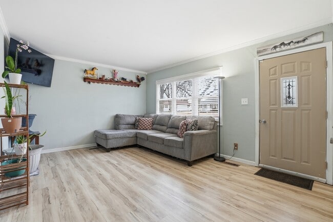 Building Photo - 916 Barthelme Ave