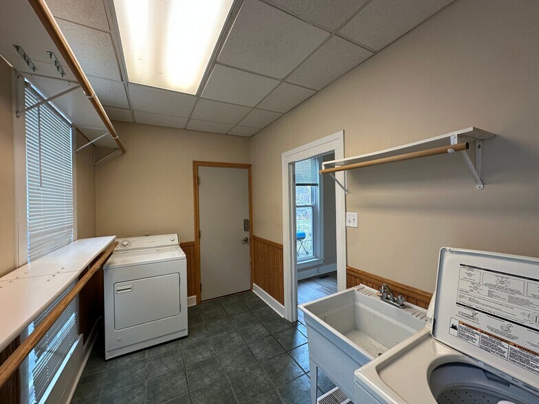 Building Photo - 711 Napoleon St