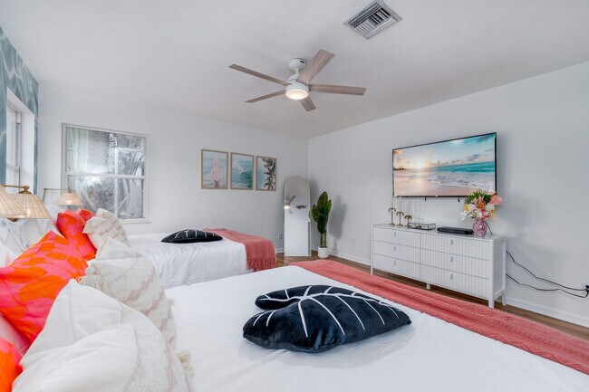 Building Photo - 1136 9th Square