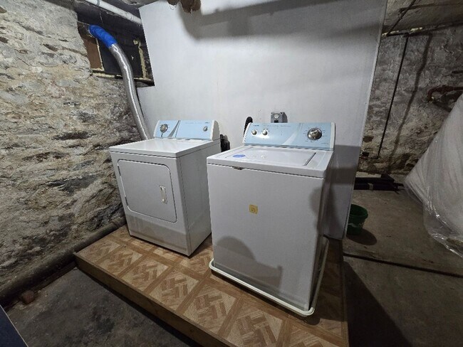 Building Photo - Charming duplex - Deck - Parking - Laundry