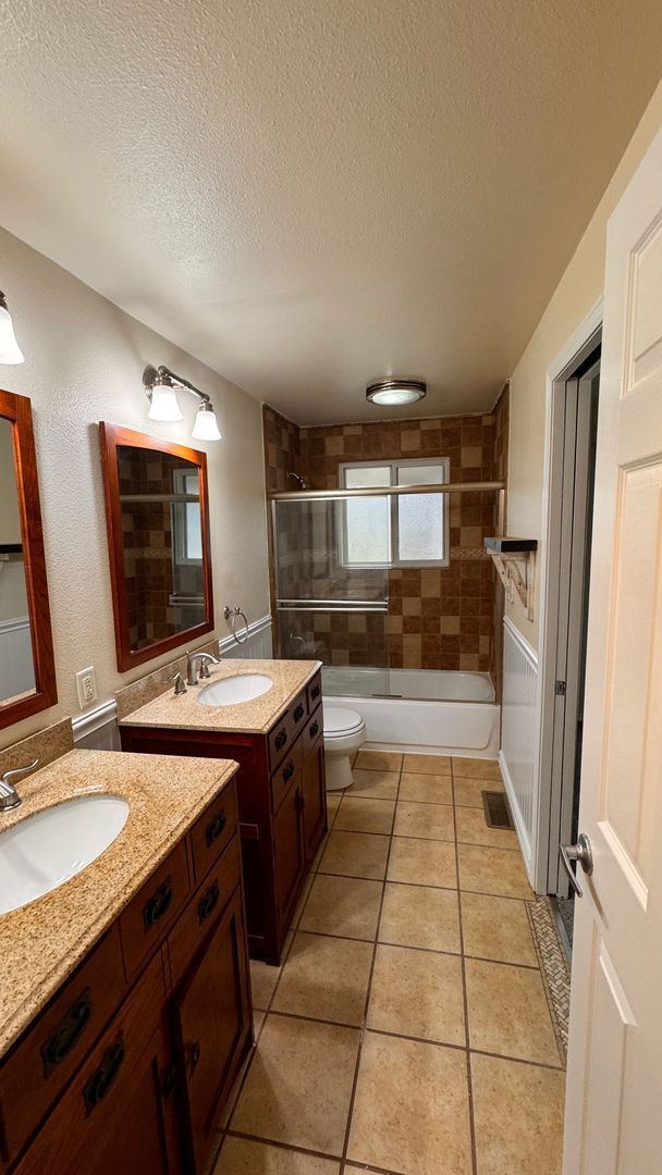 Building Photo - 3 Bedroom Rambler with Mother-In-Law Suite