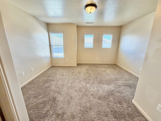Building Photo - Fossil Hills #51-Beautiful town home near little valley