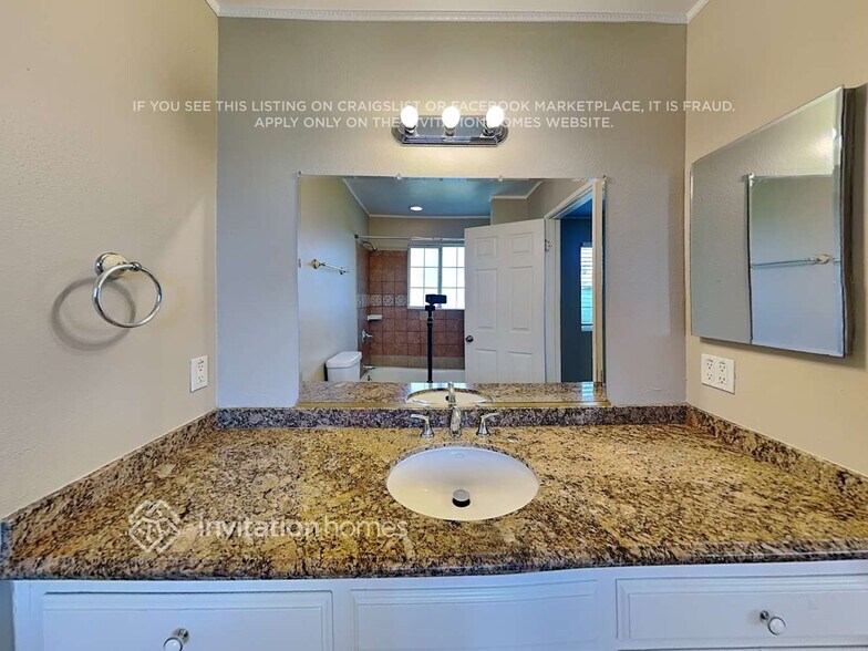 Building Photo - 1504 Cole Ave