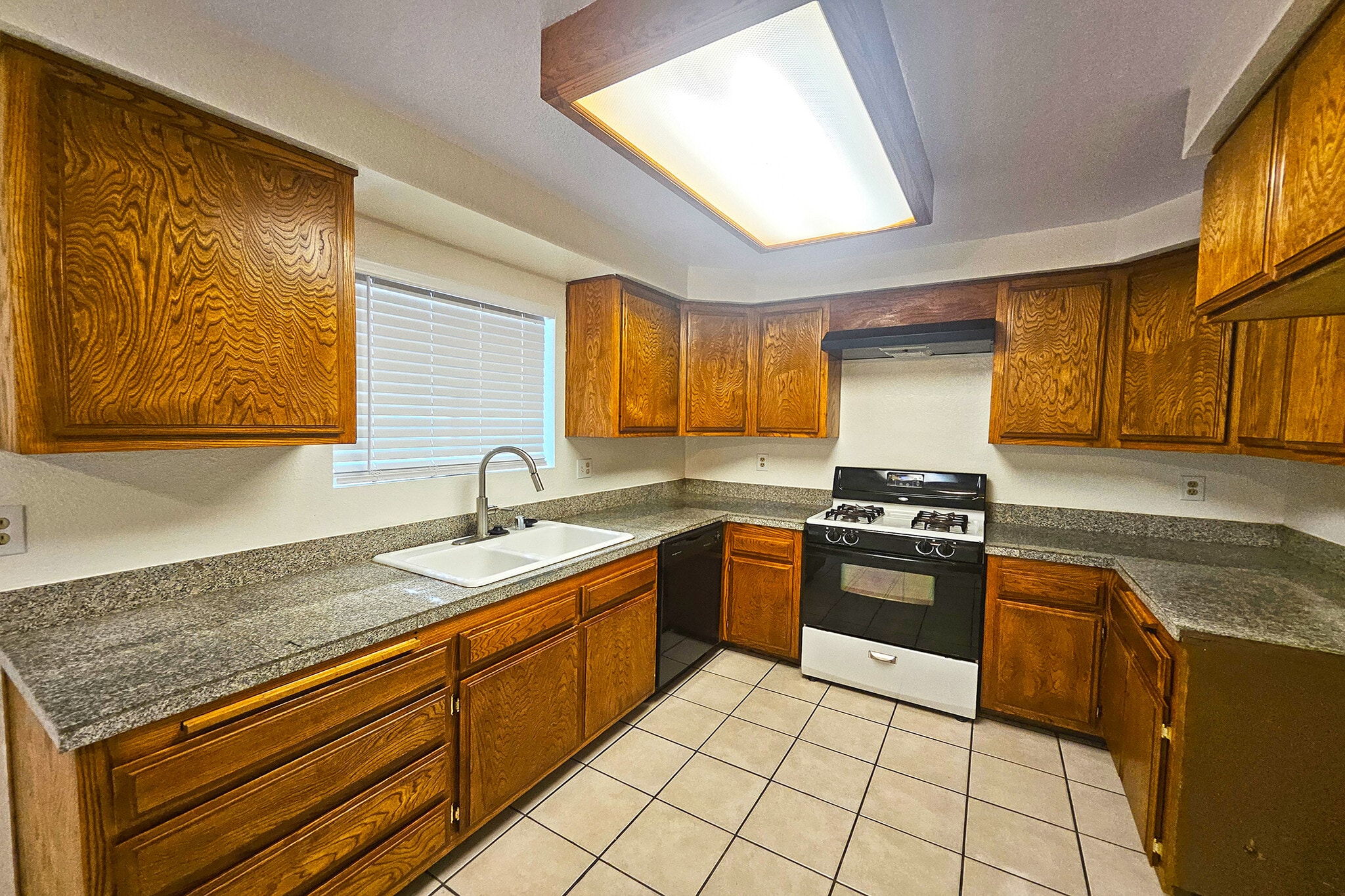 Building Photo - 7556 Thousand Oaks Dr