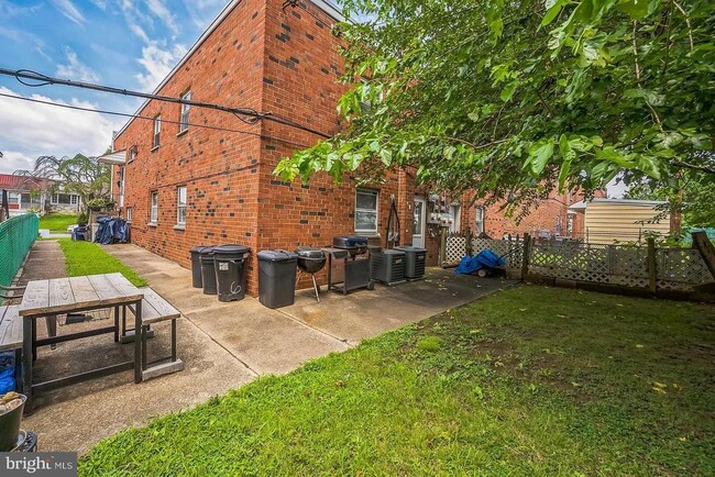 Building Photo - 2619 Tremont St