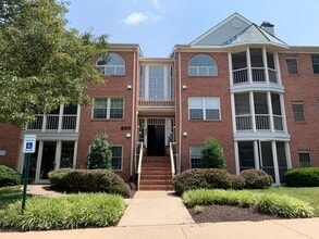 Building Photo - Spacious and Private Condo in The Oaks at Washingtonian Woods