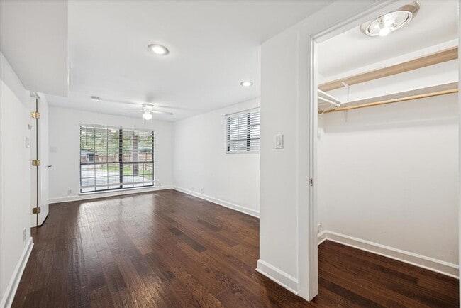 Building Photo - 3104 Fontana Dr