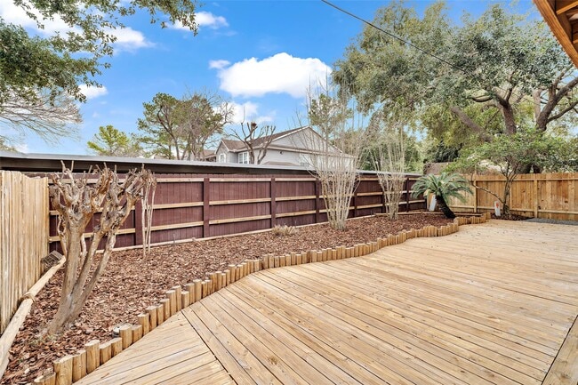 Building Photo - 12800 Briar Forest Dr